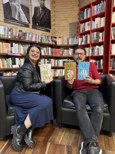 Laura Franco, profesional de Comunicaciones, junto a Mauricio Bautista, librero del FCE, en la celebración de Pablo Neruda